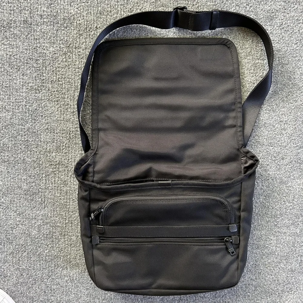 TUMI Alpha Black Ballistic Nylon Messenger Laptop Crossbody‎ Bag Slim EUC